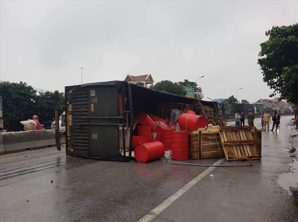 Xe đầu kéo leo dải phân cách rồi đổ ngang đường do tài xế buồn ngủ