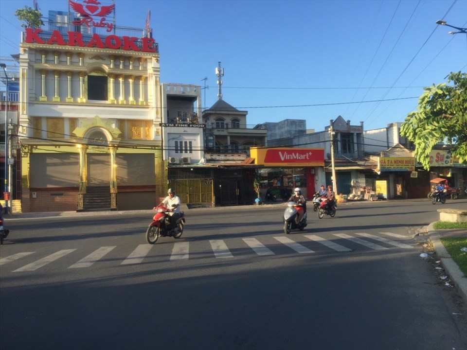 Các quận, huyện ngoại thành của TPHCM đều phát triển với phố xá khang trang và dịch vụ giải trí cho giới trẻ. Các quận, huyện ngoại thành của TPHCM đều phát triển với phố xá khang trang và dịch vụ giải trí cho giới trẻ.