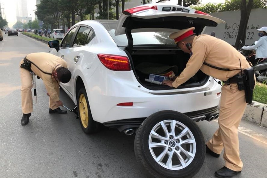 Thay lốp, đổ xăng giúp dân - hình ảnh đẹp của Cảnh sát giao thông