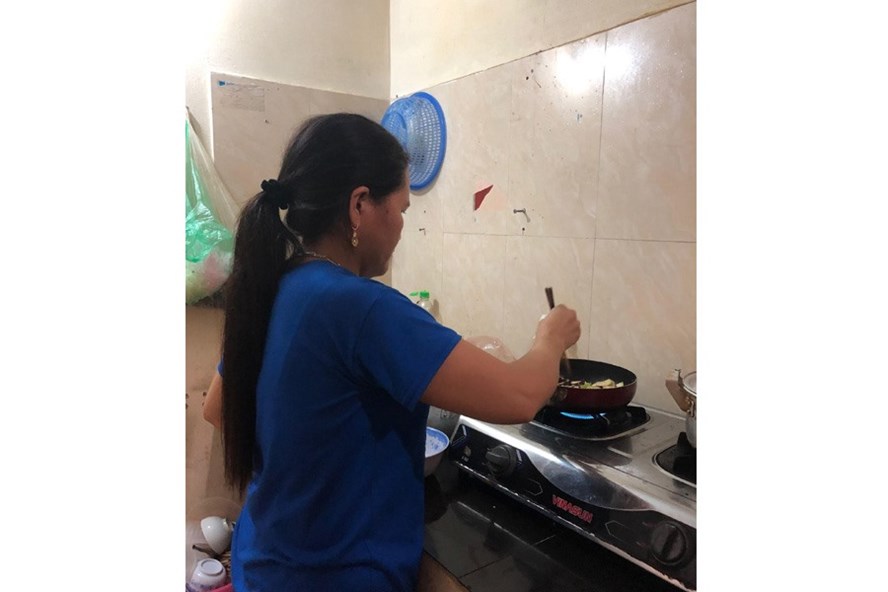 Chá» Mỵ Äang chuẩn bá» bữa cÆ¡m tá»i cho cả gia Äình. Ảnh: TRẦN Dá»U - THU LAN