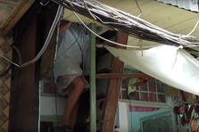 Lách người di chuyển bên trong khu ổ chuột giữa trung tâm Sài Gòn