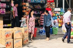 Nước máy bốc mùi ở Hà Nội: Dân sợ độc, đổ xô mua nước bình