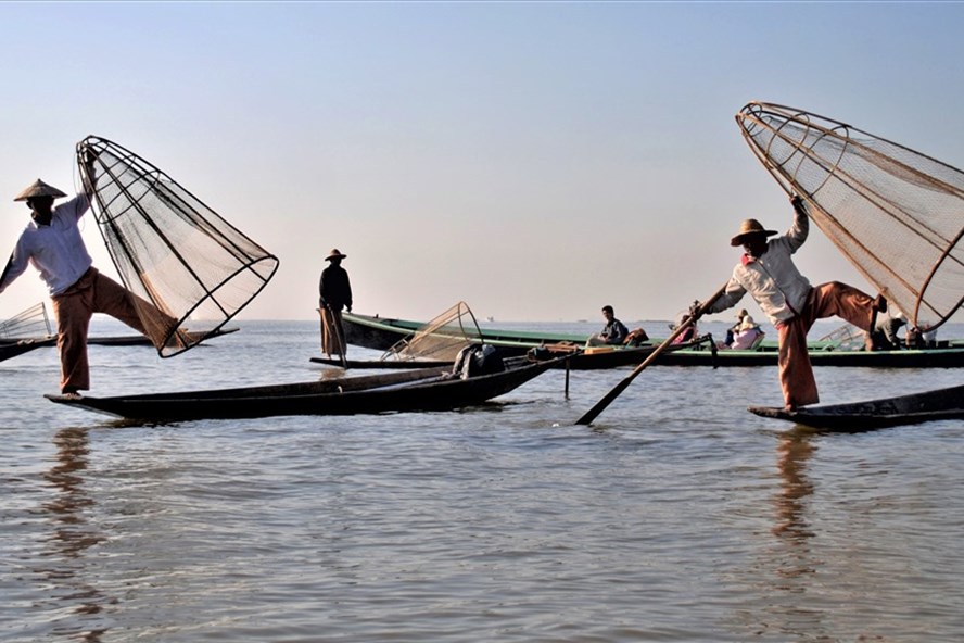 Vũ điệu với những chiếc nơm bắt cá.