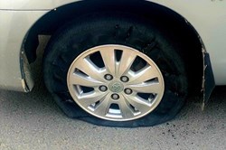Cảnh sát bắn lốp ô tô, bắt nhóm người mang hung khí đi đánh nhau