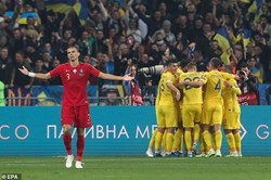 Bồ Đào Nha thua sốc Ukraine 1-2 trong ngày Ronaldo lập kỷ lục