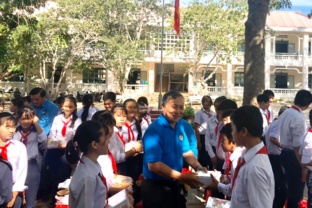 Trao tặng tập “Cùng em đến trường “ tại Bình Thuận. Ảnh: VH