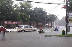 Đường phố Vinh ngập sâu, giao thông tê liệt vì mưa lớn