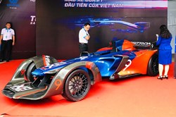 Cận cảnh xe đua F1 đầu tiên của Việt Nam