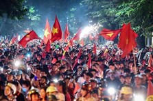 Tuyển Việt Nam thắng Indonesia: CĐV "nhuộm đỏ" đường phố Sài Gòn
