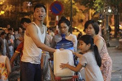 Sau thông báo khẩn, gần 2000 cuộc gọi đề nghị cung cấp nước sạch trong đêm