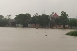 Nghệ An: Mưa xối xả, hàng nghìn học sinh nghỉ học, dân phải sơ tán