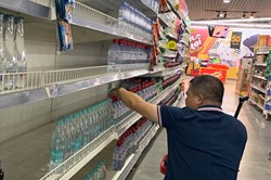 Vụ nước nhiễm dầu: Hoả tốc ngăn chặn tăng giá bất hợp lý nước đóng chai