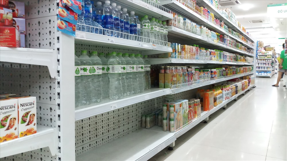 Nước đóng chai khan hiếm tại hàng loạt các siêu thị