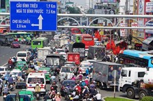 "Xếp hàng hít khói" trên con đường tắc nghẽn triền miên