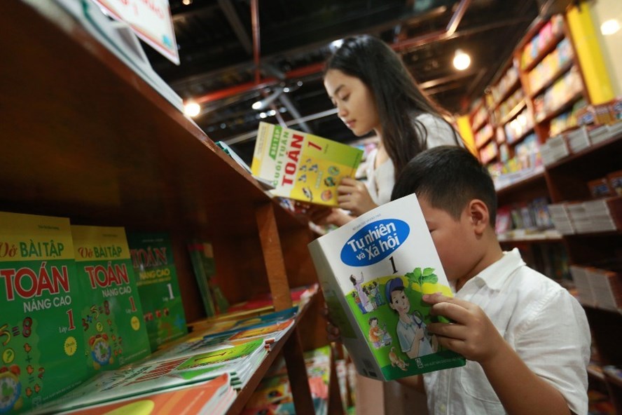Một hiệu bán sách giáo khoa tại Hà Nội. Ảnh: HẢI NGUYỄN