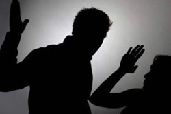 Tát, bắt 3 cô giáo quỳ, một phụ huynh bị khởi tố hình sự