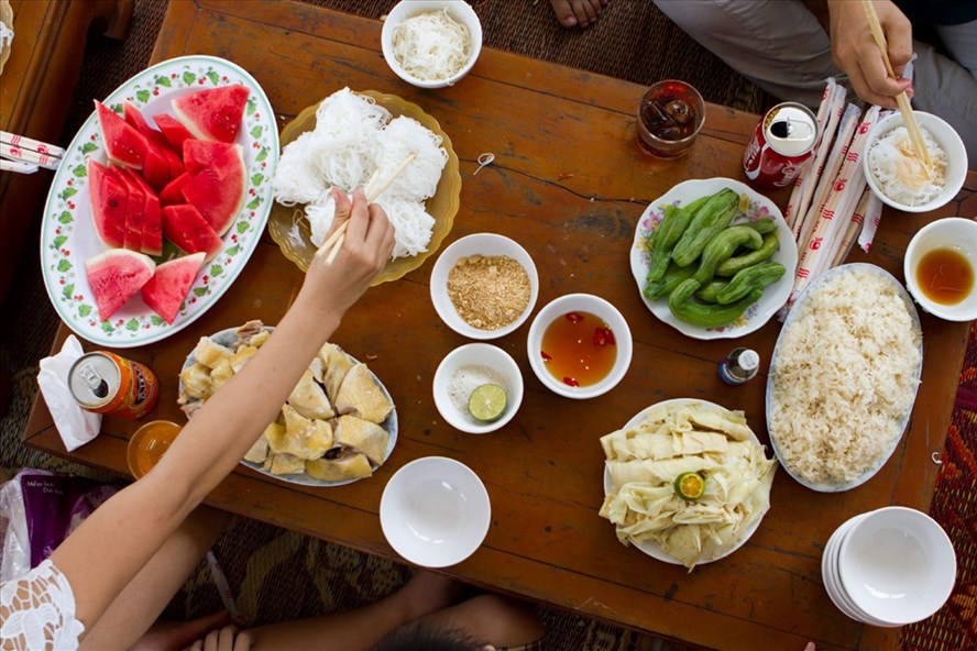 Bữa ăn của người Việt nhiều chất đạm, tinh bột, muối nhưng ít rau xanh. Ảnh: HẢI NGUYỄN