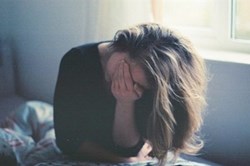 Đau khổ khi lấy phải ông chồng kém tuổi, sống phụ thuộc người khác