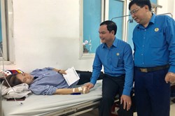 Chủ tịch Tổng LĐLĐVN Nguyễn Đình Khang thăm công nhân nghi bị ngộ độc khí