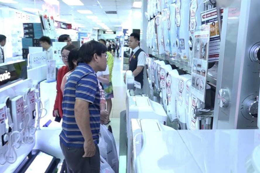 Thời gian gần đây, những chiếc máy lọc không khí thường được nhiều người dân quan tâm và cần tư vấn mua hàng để giảm thiểu ô nhiễm trong nhà. Ảnh: P.V