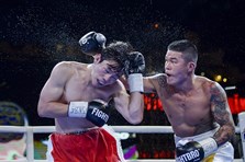 Trương Đình Hoàng áp đảo đối thủ đoạt đai WBA Đông Á