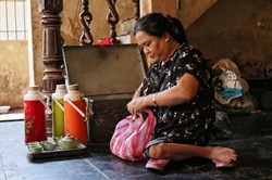 Nghị lực sống phi thường của nữ nghệ nhân đi bằng “hai tay”