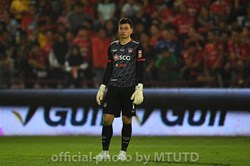 Vừa tỏa sáng ở ĐT Việt Nam, Văn Lâm lại mắc sai lầm tai hại ở Thai League