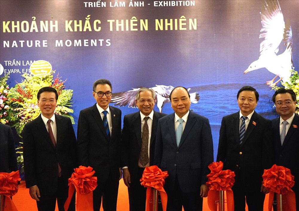 Thủ tướng cắt băng khai mạc triển lãm nhiếp ảnh của nghệ sĩ Trần Lam