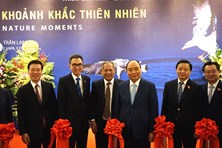 Thủ tướng cắt băng khai mạc triển lãm nhiếp ảnh của nghệ sĩ Trần Lam