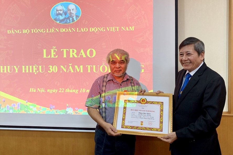 Đồng chí Trần Thanh Hải - Phó Chủ tịch Thường trực Tổng LĐLĐVN (bên phải) trao Huy hiệu 30 năm tuổi Đảng cho đồng chí Phạm Quốc Quân. Ảnh: N.H