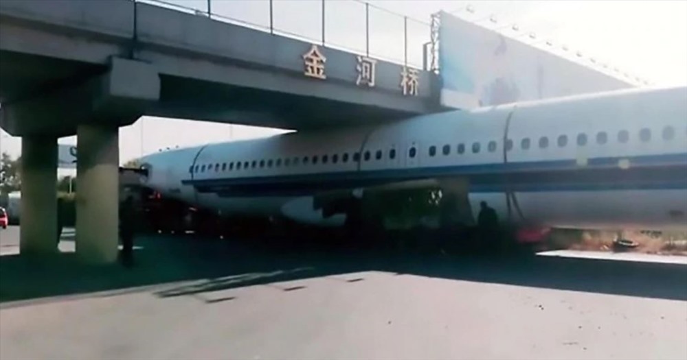 Trung Quốc: Máy bay mắc kẹt dưới gầm cầu gây xôn xao mạng xã hội 