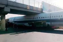 Trung Quốc: Máy bay mắc kẹt dưới gầm cầu gây xôn xao mạng xã hội 