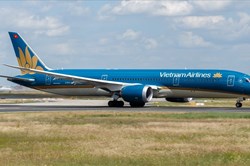 Tàu bay của Vietnam Airlines bị ống lồng đâm hỏng tại Nga