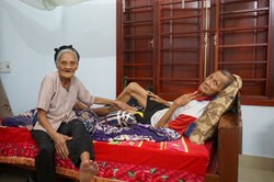 Đôi vợ chồng 90 tuổi viết đơn xin “nhường lại hộ nghèo” cho người khác