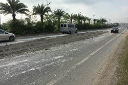 CSGT thu dọn hàng trăm mét bùn, đất thải trên tuyến đường đẹp nhất thủ đô