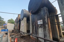 Vụ đổ trộm dầu thải: Công ty gốm sứ Thanh Hà có trách nhiệm ra sao?