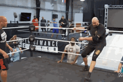 "Vua boxing" Tyson Fury bẽ mặt vì bị đối thủ húc đo sàn trong lúc tập WWE