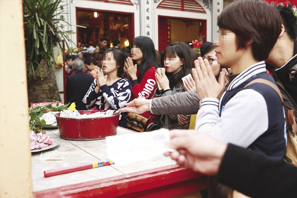 Người d&acirc;n đi lễ đền ch&ugrave;a. Ảnh: HẢI NGUYỄN