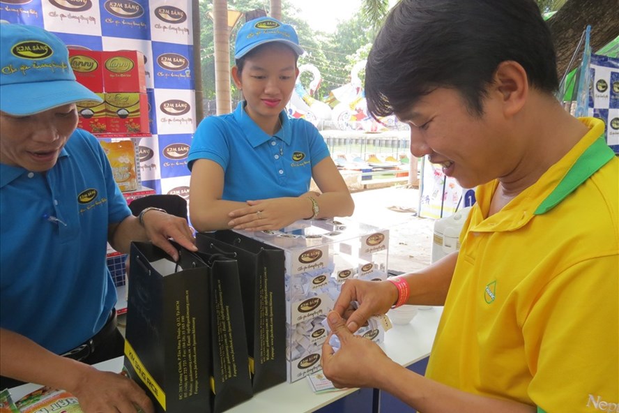 Đoàn viên tham gia mua gạo giá ưu đãi từ Cty Kim Sáng tại Ngày hội do công đoàn các KCX - CN TPHCM tổ chức