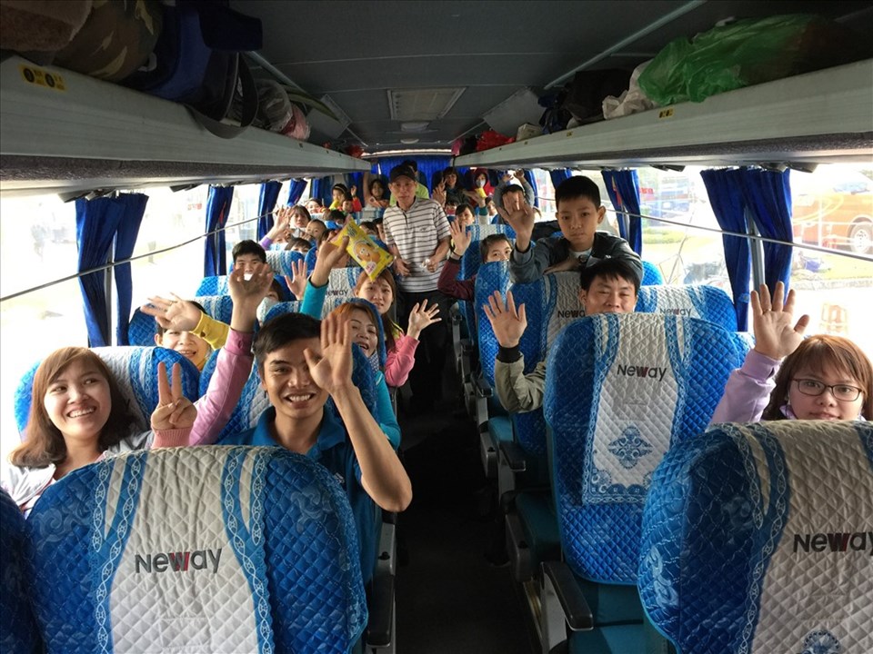 Công nhân xa quê phấn khởi trên những chuyến xe đậm nghĩa tình Công nhân xa quê phấn khởi trên những chuyến xe đậm nghĩa tình