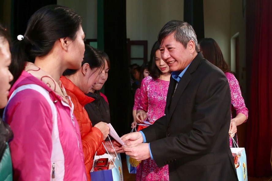 Phó Chủ tịch Thường trực Tổng LĐLĐVN Trần Thanh Hải trao quà Tết tới đoàn viên, NLĐ có hoàn cảnh khó khăn.