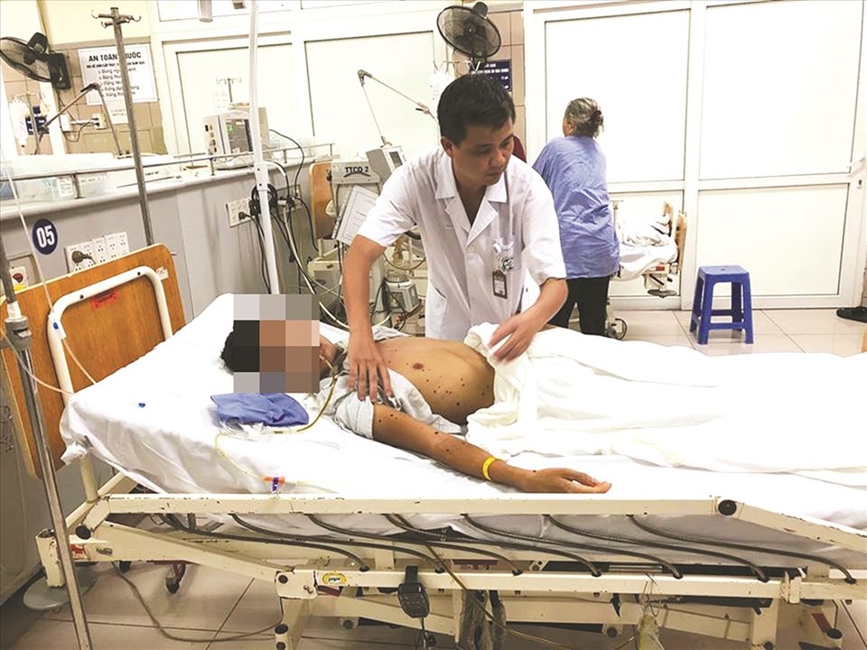 Bác sĩ điều trị cho một bệnh nhân bị ngộ độc rượu. Ảnh: L.H Bác sĩ điều trị cho một bệnh nhân bị ngộ độc rượu. Ảnh: L.H