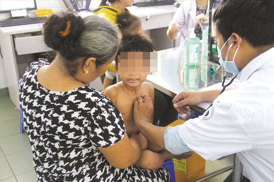 Nhiều bệnh gây hại cho trẻ thời điểm chuyển mùa dịp Tết Nhiều bệnh gây hại cho trẻ thời điểm chuyển mùa dịp Tết