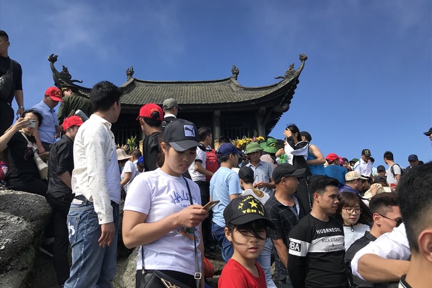 Từ mồng 1 Tết đến nay, chùa Đồng Yên Tử luôn kẹt cứng du khách, tăng ni, phật tử. Ảnh: Nguyễn Hùng