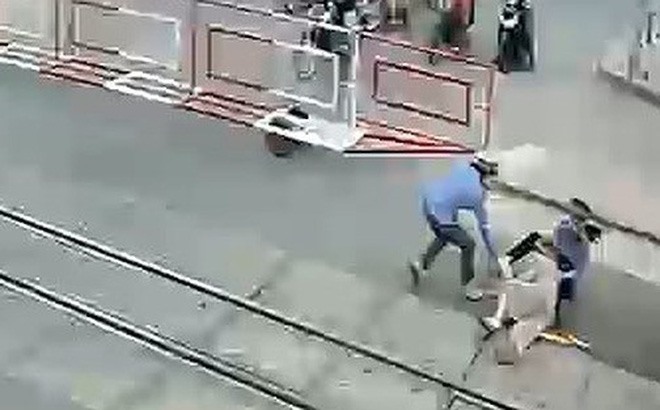 Hai nữ nh&acirc;n vi&ecirc;n g&aacute;c chắn cứu cụ b&agrave; tho&aacute;t chết trong gang tấc.