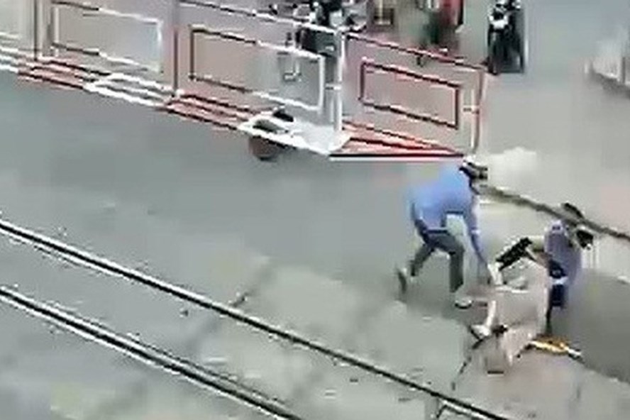 Hai nữ nhân viên gác chắn cứu cụ bà thoát chết trong gang tấc.