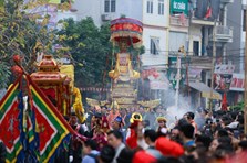 Nô nức dự lễ rước tại hội làng Triều Khúc