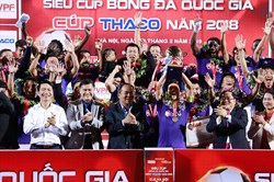 Bầu Hiển đeo huy chương cho vợ và con trai mừng danh hiệu Siêu Cúp QG