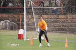 Văn Lâm phản xạ "nhanh như chớp" trong buổi tập ở Muangthong United