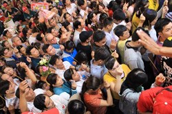 Đám đông chen lấn xô đẩy để thắp hương tại miếu Bà Thiên Hậu